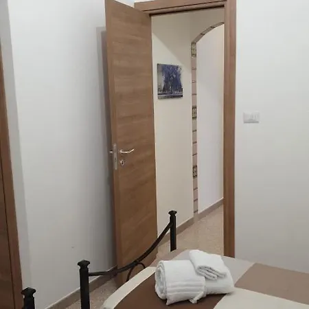 House Isabel Апартаменти Джардіні-Наксос